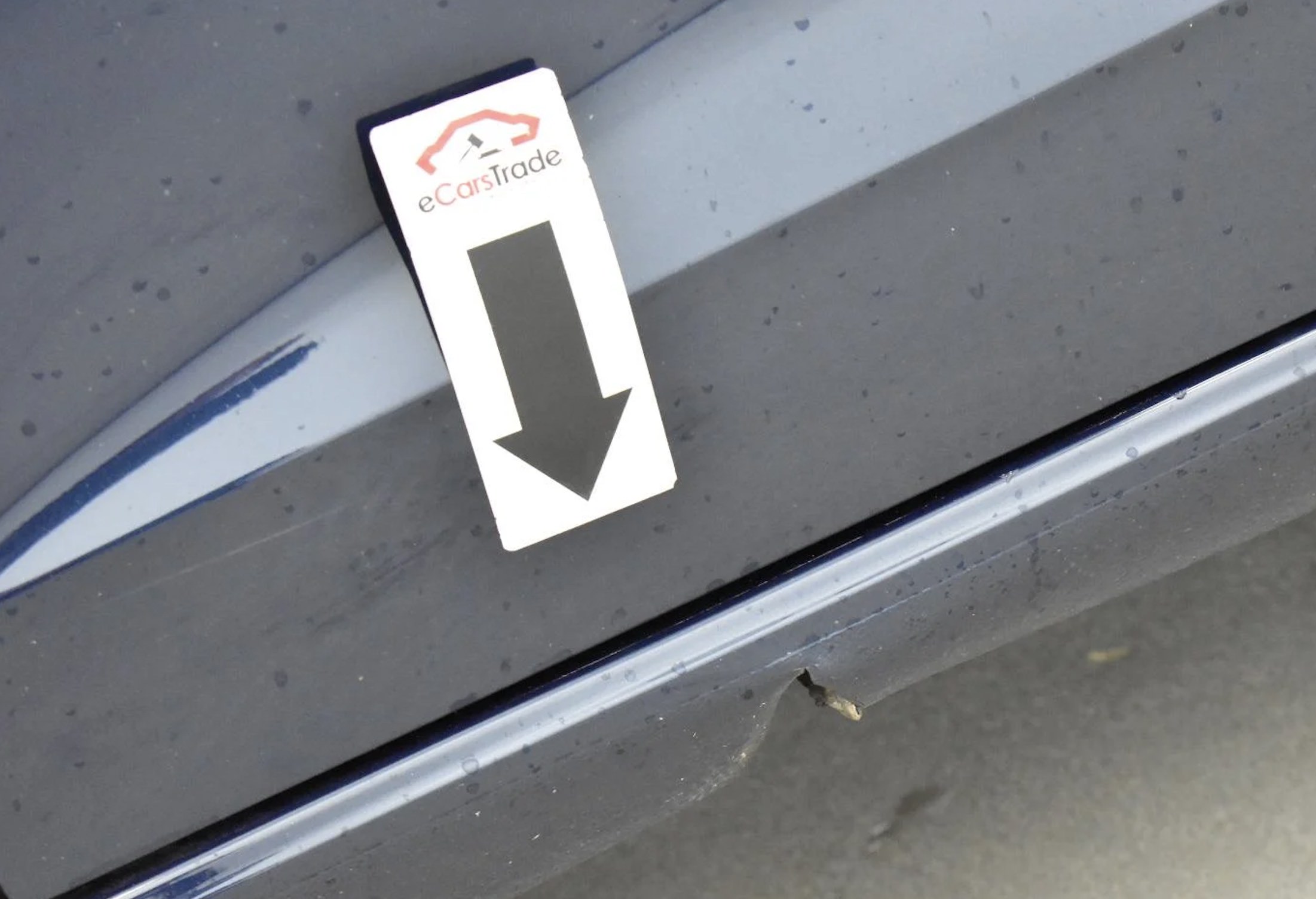 Výtisk šipky eCarsTrade ukazující na malé poškození auta