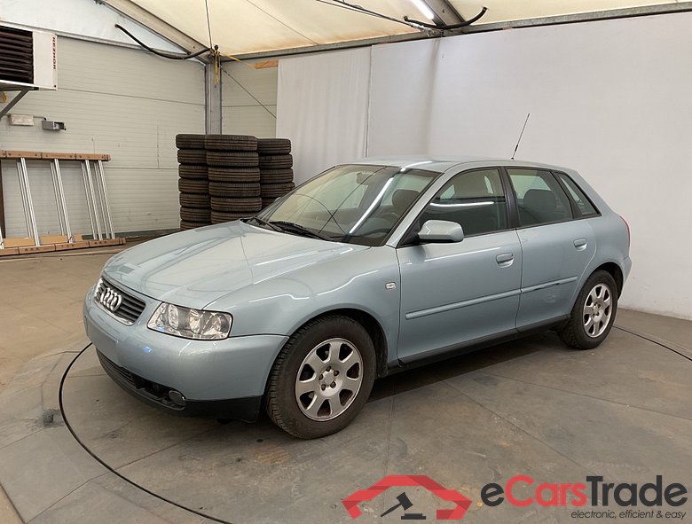 AUDI A3 1.6i Ambiente #1