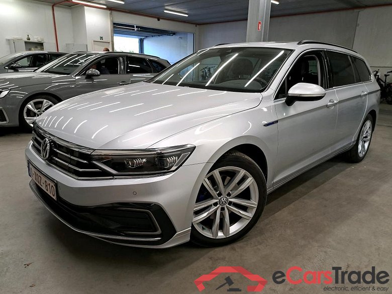 VOLKSWAGEN - VW  PASSAT VARIANT TSI 218PK DSG6 GTE Business Pack Adventure With Nappa Seats & Easy Open & Winter & Area View & LED Matrix & Head Up & DCC * HYBRID *