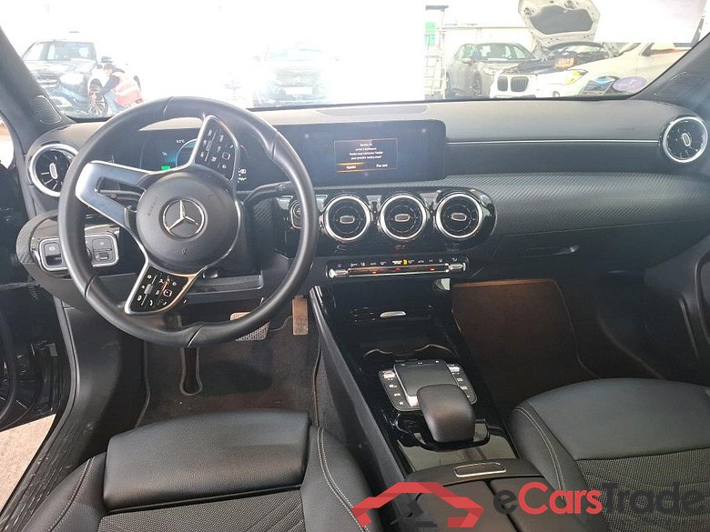 MERCEDES-BENZ Classe A Compact / 2018 / 5P / Berline A 250 e Business Line 8G-DCT #5