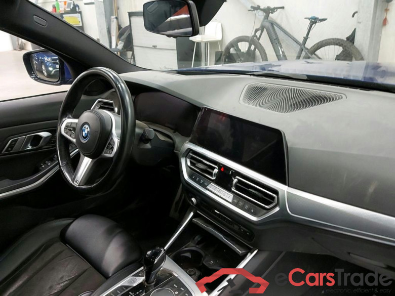 BMW - BMW 3 TOURING 330e 292PK M Sport With Vernasca Heated Seats & Climatic & Navigation & Pano Roof  * HYBRID * #3