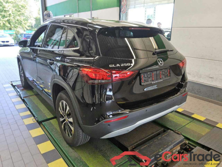 Mercedes-Benz GLA (BM 247)(02.2020->) DE - SUV5 GLA 250 e EU6d, Style, 2020 - 2023 #4