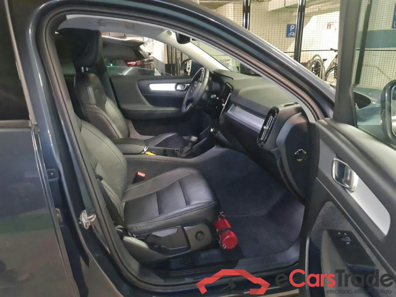 VOLVO - VOL XC40 D3 150PK Momentum Pro With Arianne Leather & Winter & Park Assist #3